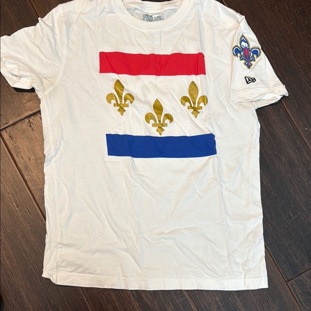 White New Era New Orleans Pelicans T-Shirt with Red and Blue Stripes